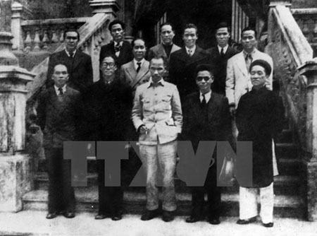 Chính phủ lâm thời Việt Nam Dân chủ Cộng hoà ra mắt sau khi Cách mạng Tháng Tám thành công.